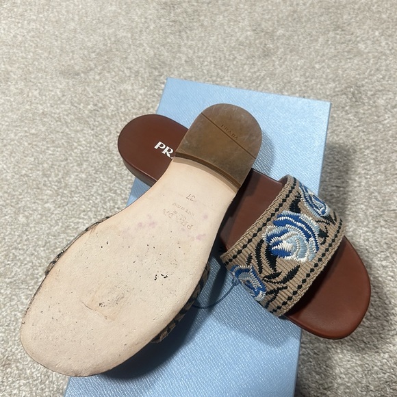 Prada - Picture 3 of 5